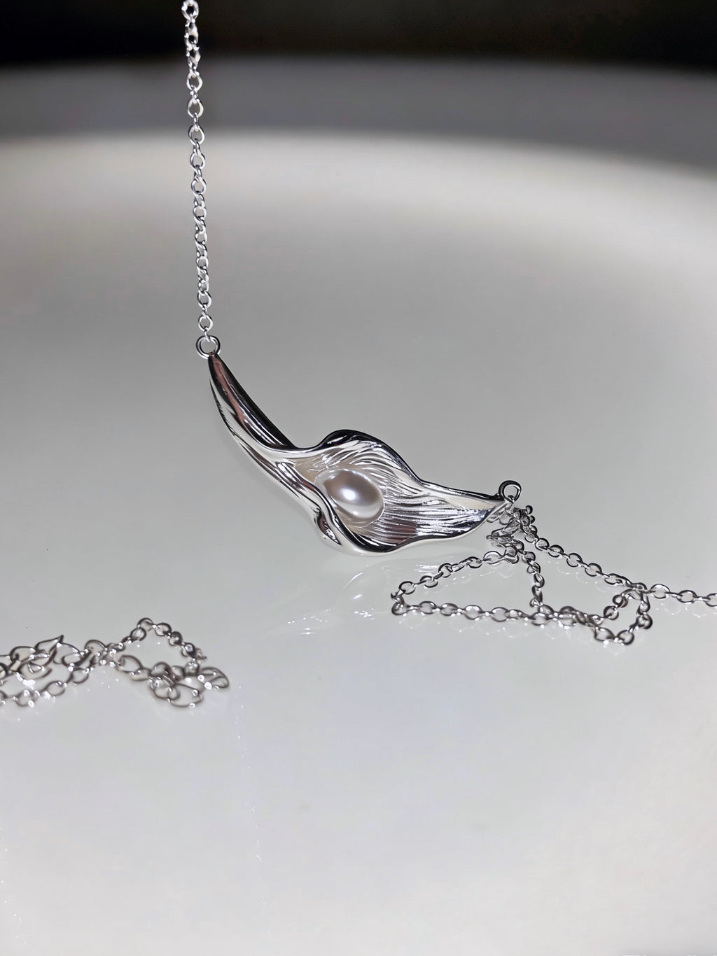 Calla Liquid Line Necklace