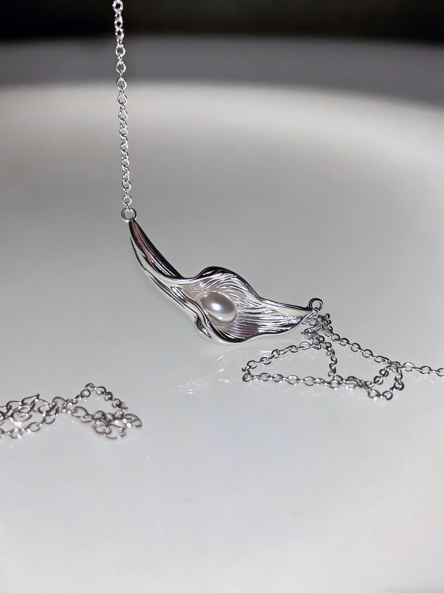 Calla Liquid Line Necklace